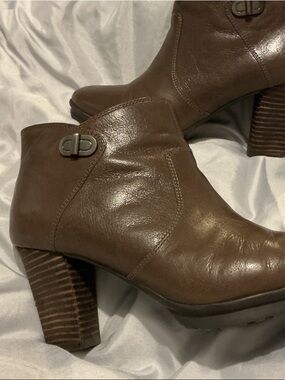 Easy Spirit Brown Leather Ankle Booties with Stacked Heel